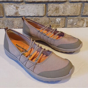 Skechers Womens Beige Slip On Shoes Size 7.5 Classic Fit Air Cooled Memory Foam